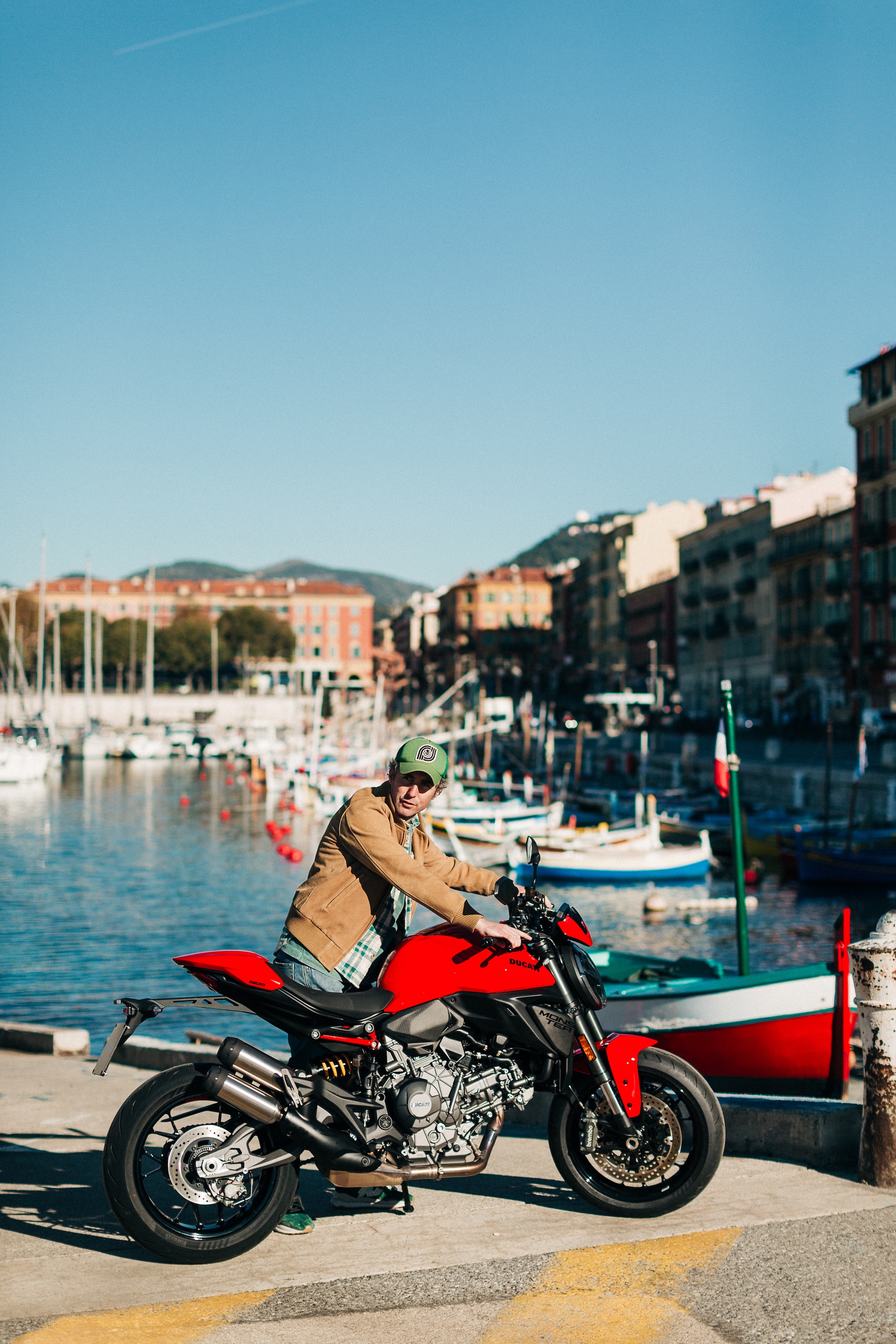 guillaume de brooap à la manoeuvre pour mettre en scène le Ducati Monster 2026