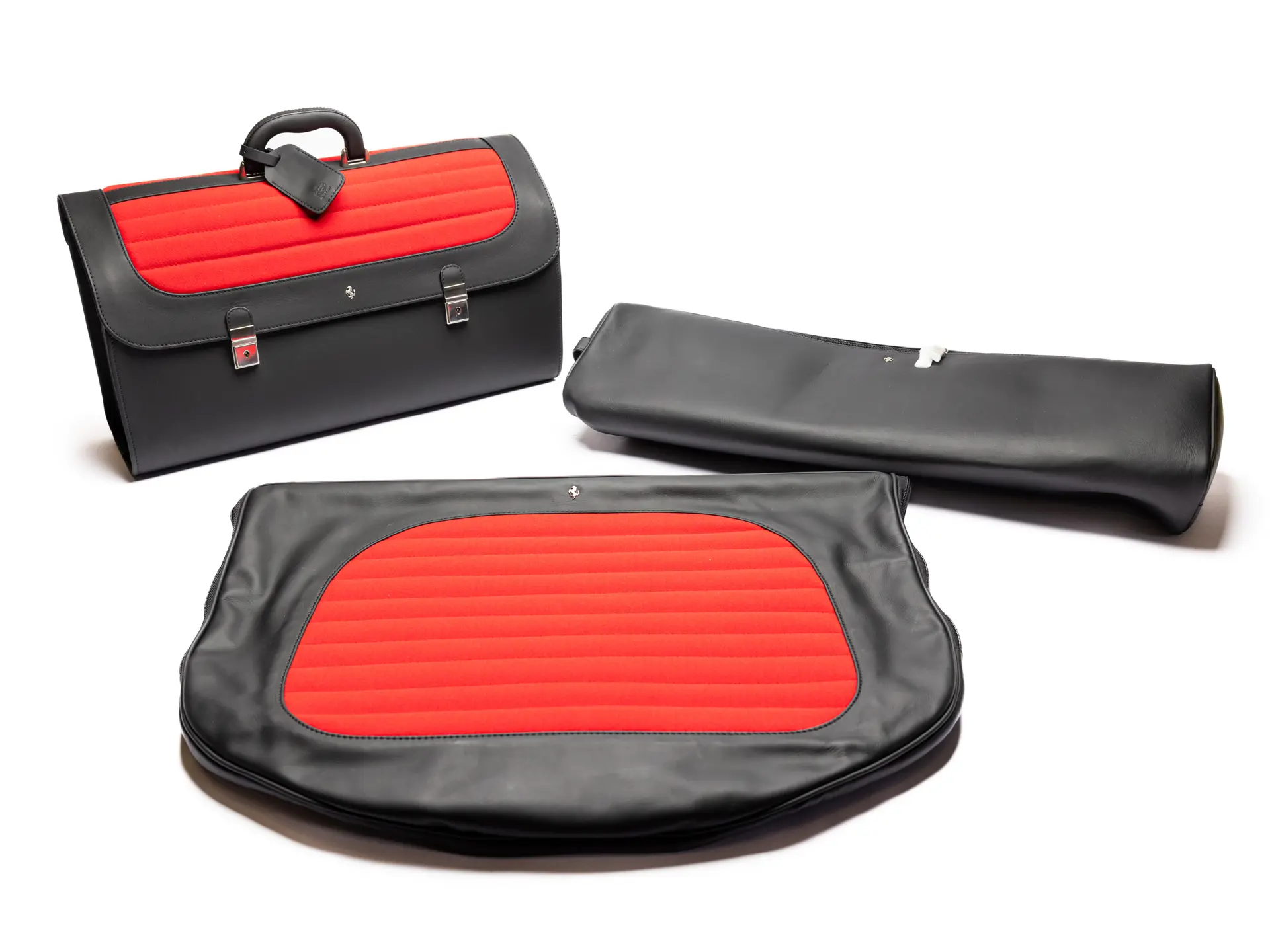 Ensemble des trois bagages noirs et rouges de Ferrari F50.
