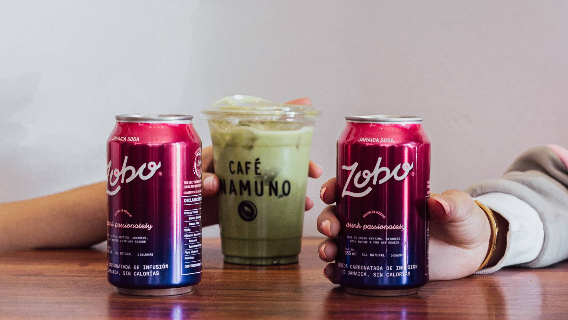 latas ZOBO acompañadas de un te matcha de cafe unamuno