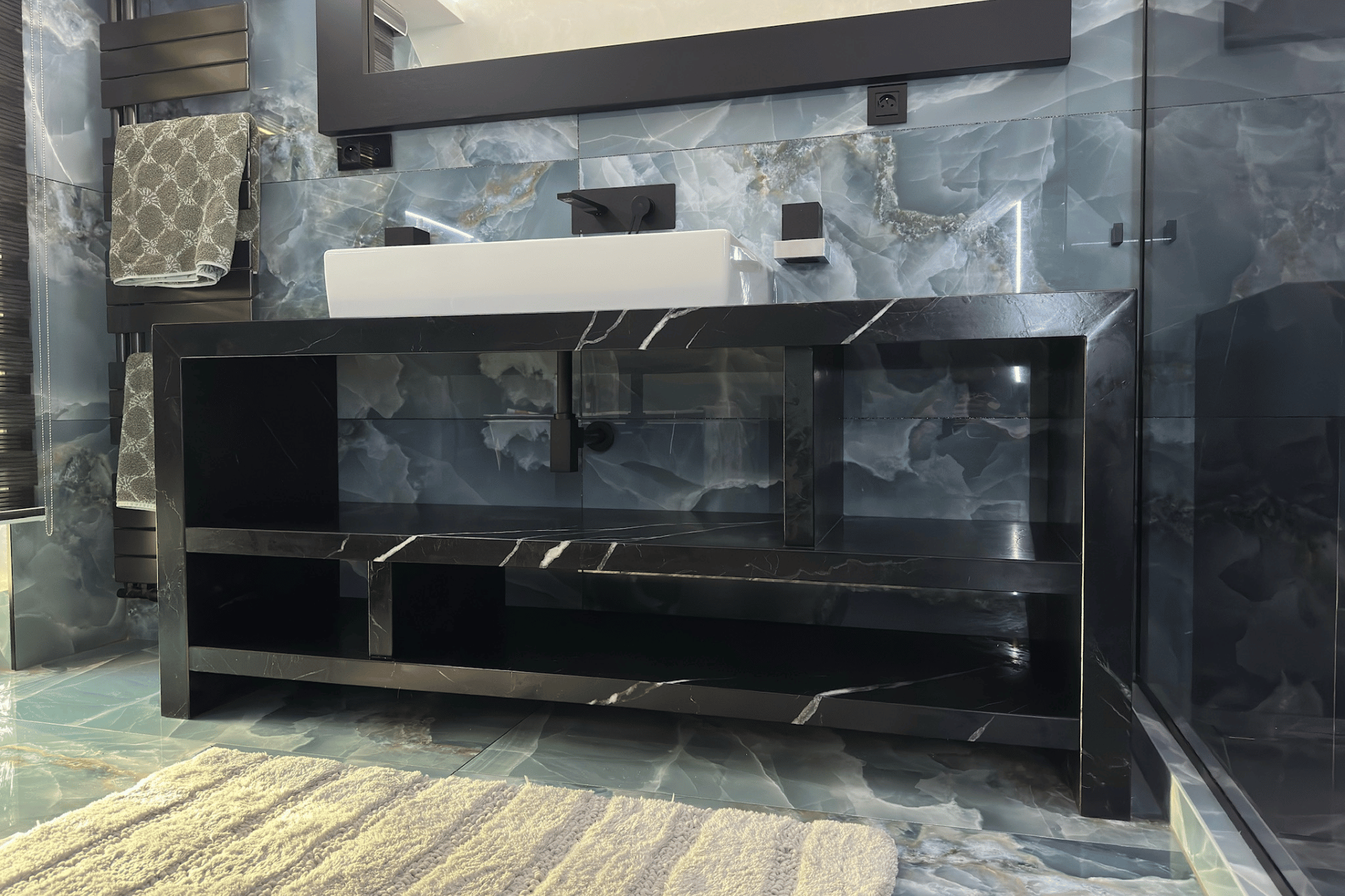 Luxusní interiér s přírodním kamenem – trendy 2026