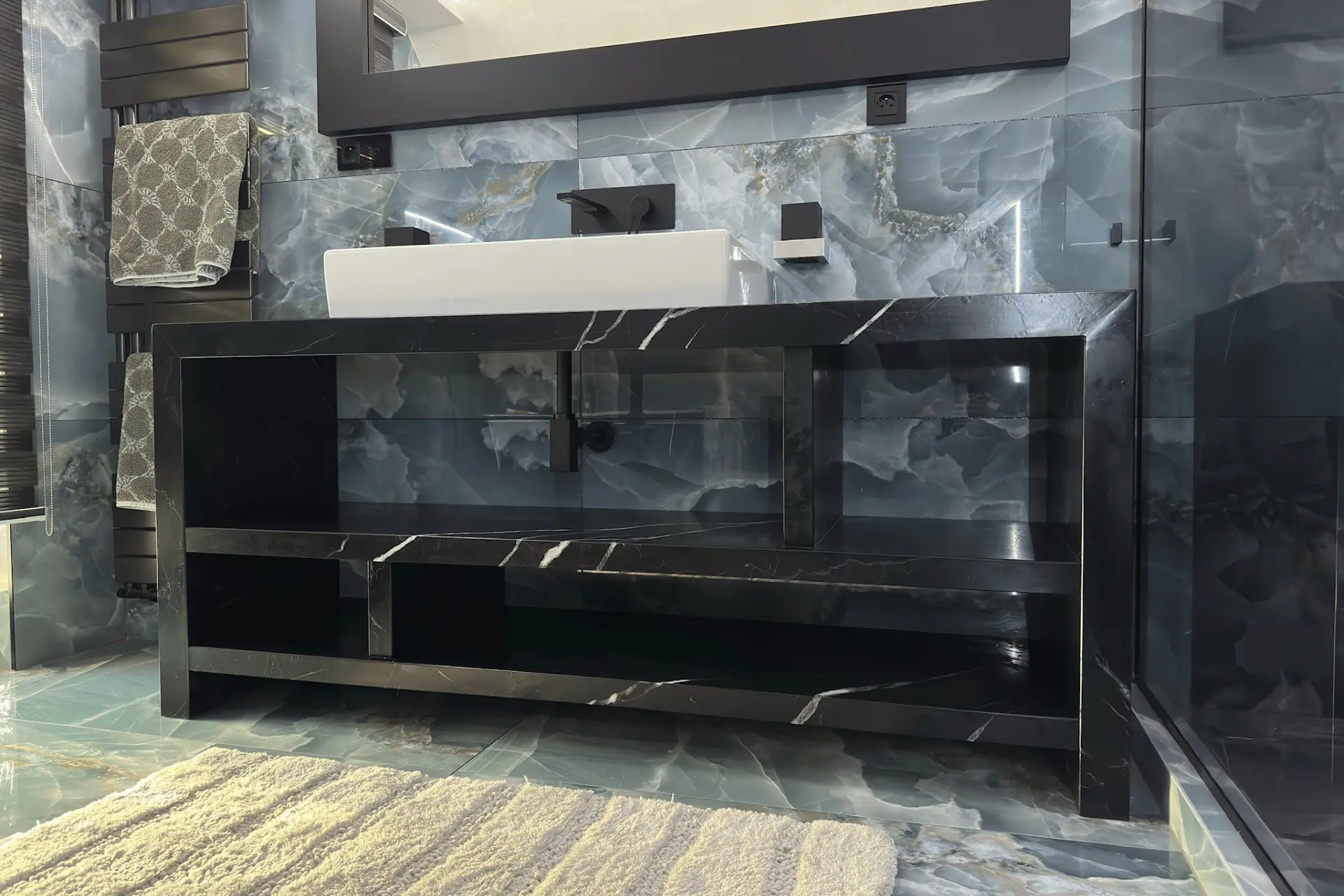 Luxusní interiér s přírodním kamenem – trendy 2026