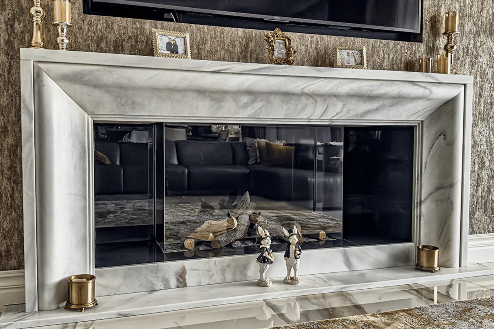 Mramorový portálový krb s výrazným žilkováním - realizace Kamenosochařství Hála