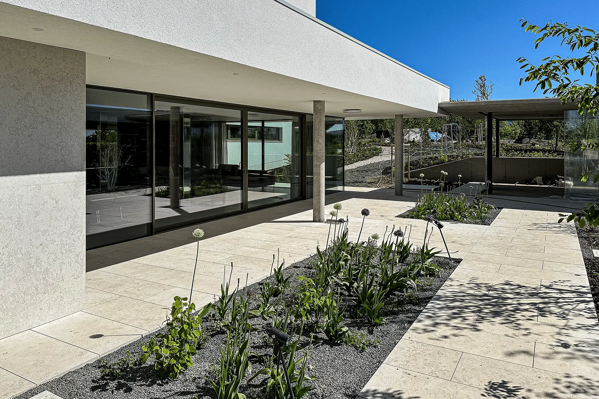 Fasáda a chodníčky z chorvatského vápence Kanfanar – rodinný dům