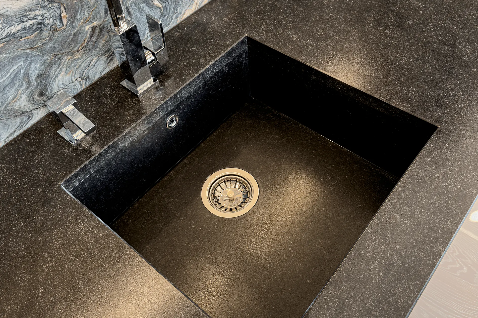 Kuchyňská deska z černé žuly Nero Zimbabwe – realizace Kamenosochařství Hála