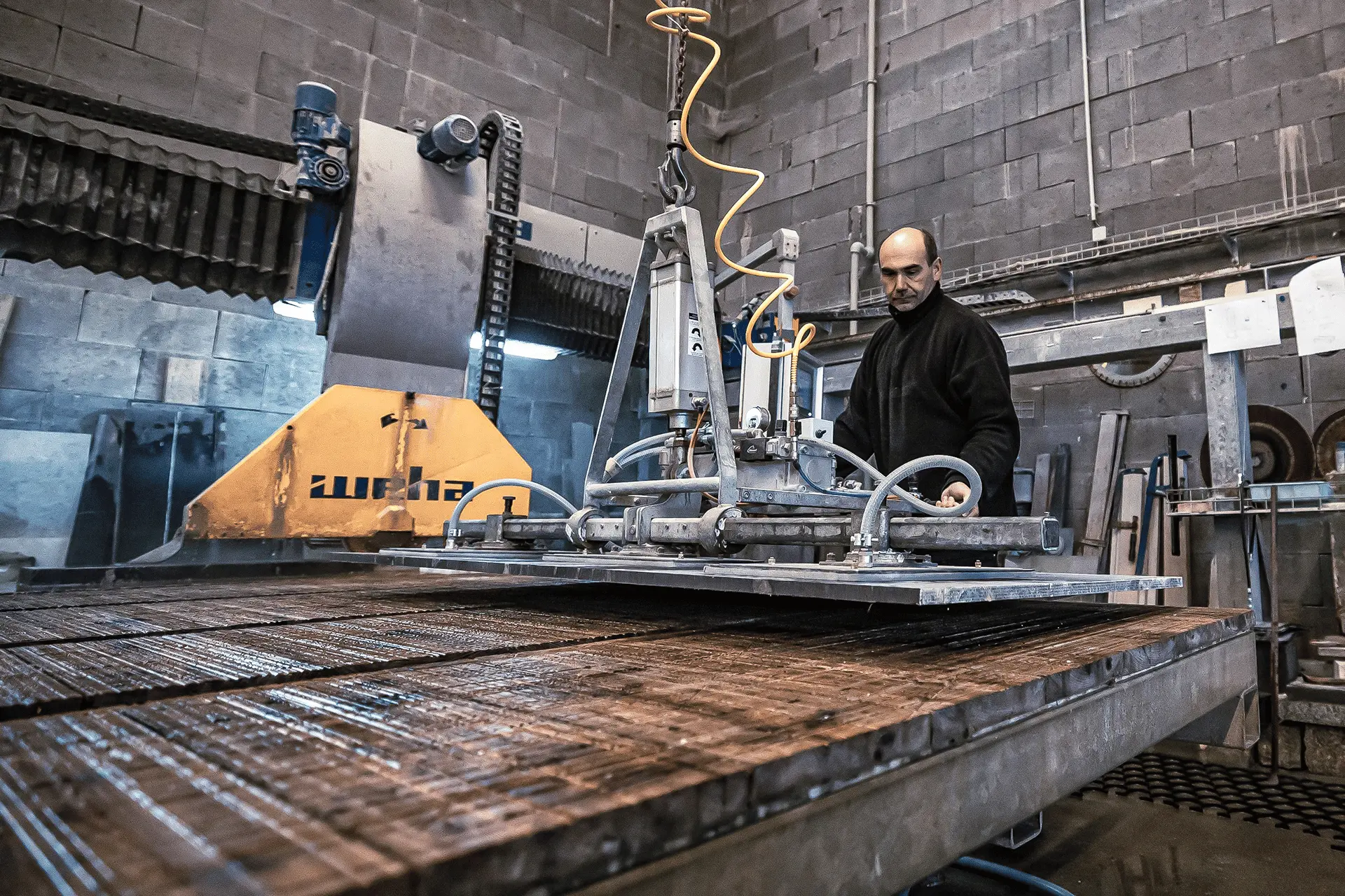 Tomáš Hála v dílně Kamenosochařství Hála – při práci na pile