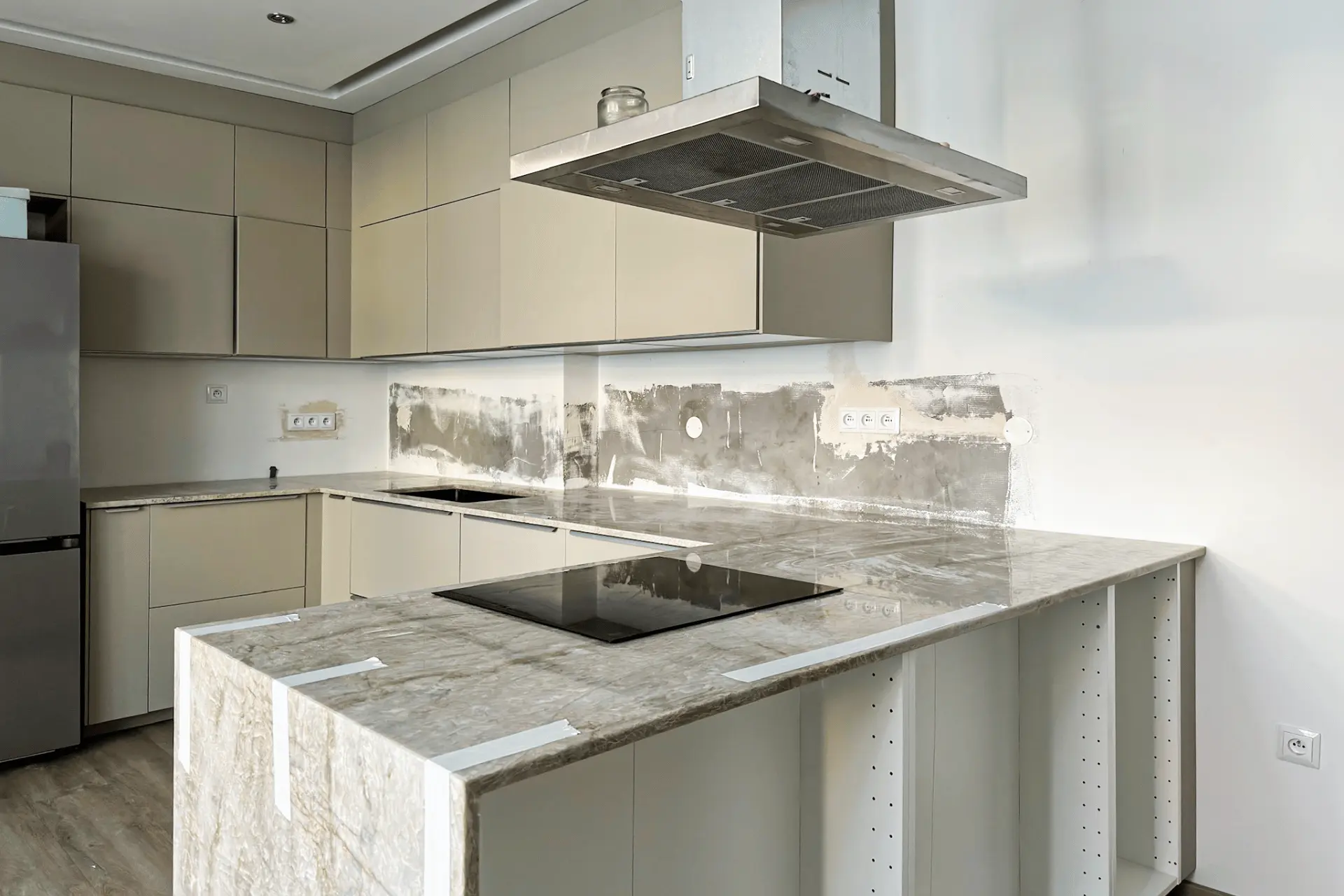 Montáž kamenné pracovní desky z kvarcitu na kuchyňský ostrůvek.