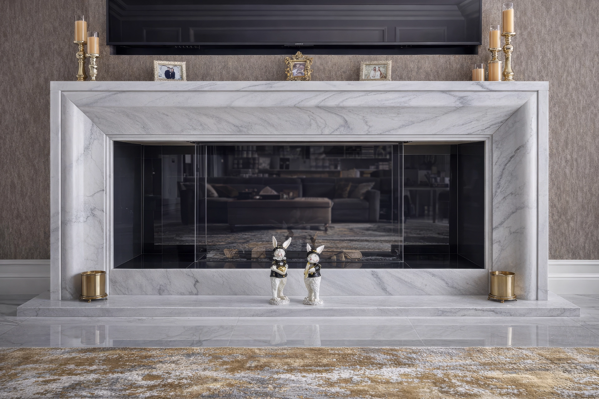 Monumentální mramorový krbový portál v klasickém stylu z bílého mramoru Bianco Lasa, Kamenosochařství Hála Hořice.