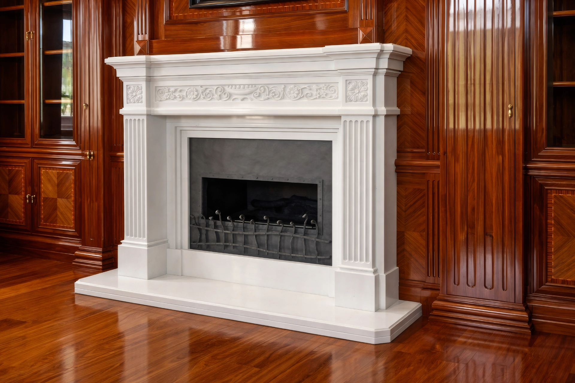 Luxusní bílý krbový portál s bohatým reliéfním zdobením před dřevěným obkladem sLuxusní bílý krbový portál s bohatým reliéfním zdobením před dřevěným obkladem stěny, Kamenosochařství Hála.těny, Kamenosochařství Hála.