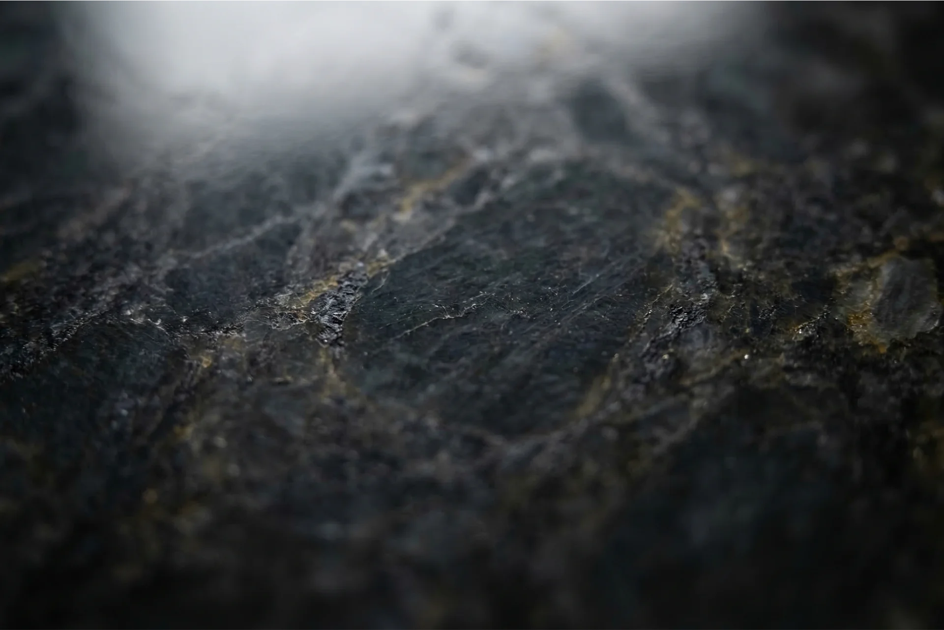 Detail čistého a lesklého povrchu kvarcitu po správném čištění kamene v koupelně