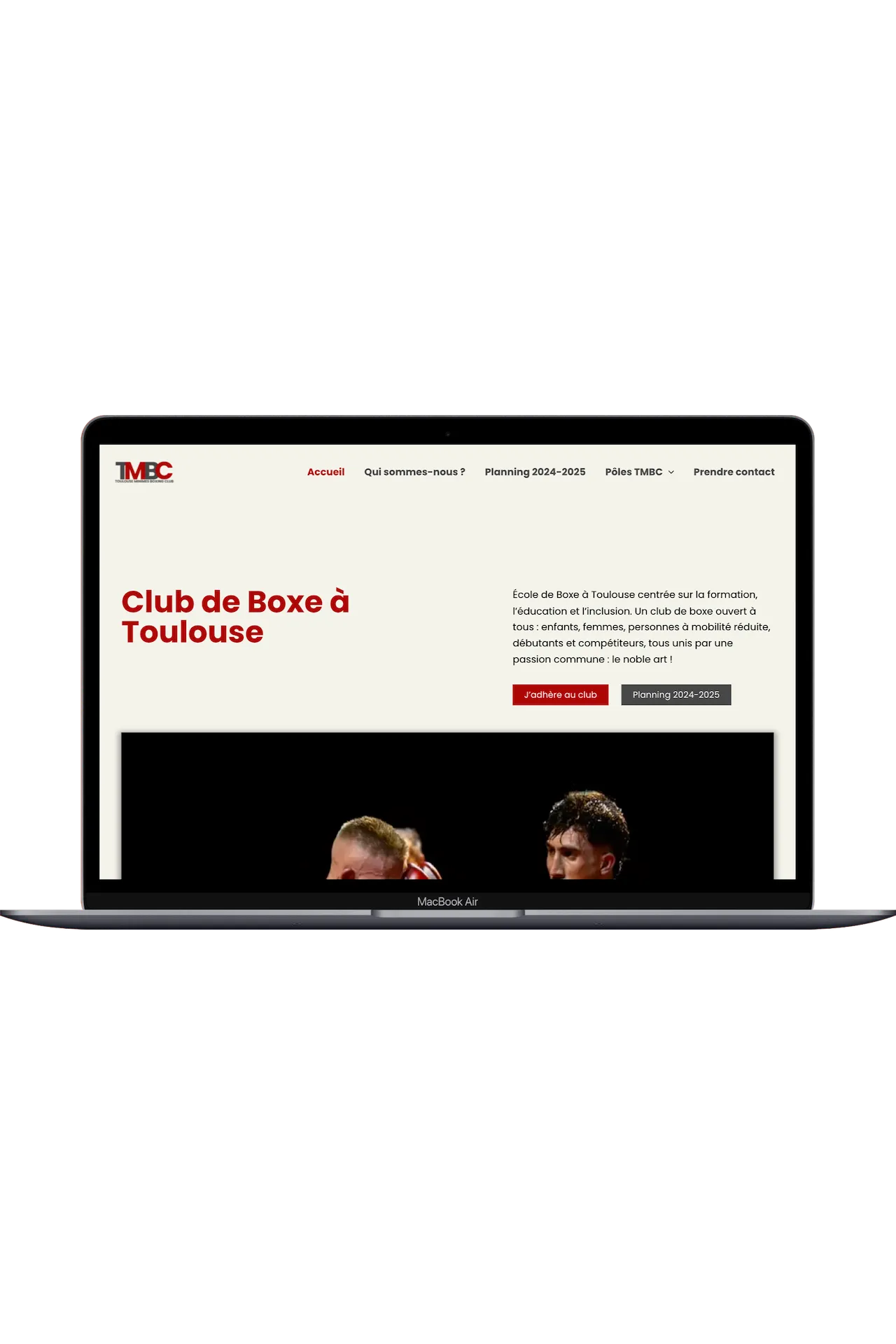 Un Macbook affichant le site web d'une association de boxe à Toulouse