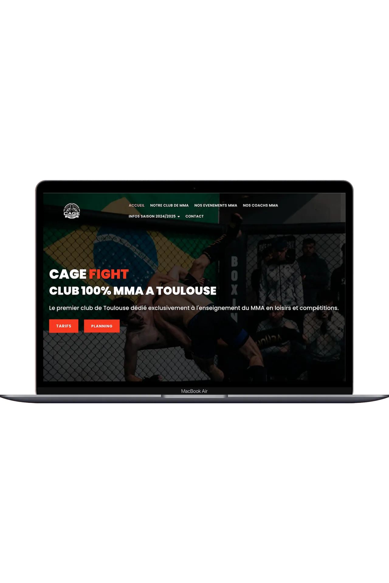 Un Macbook affichant le site web d'un club de MMA à Toulouse