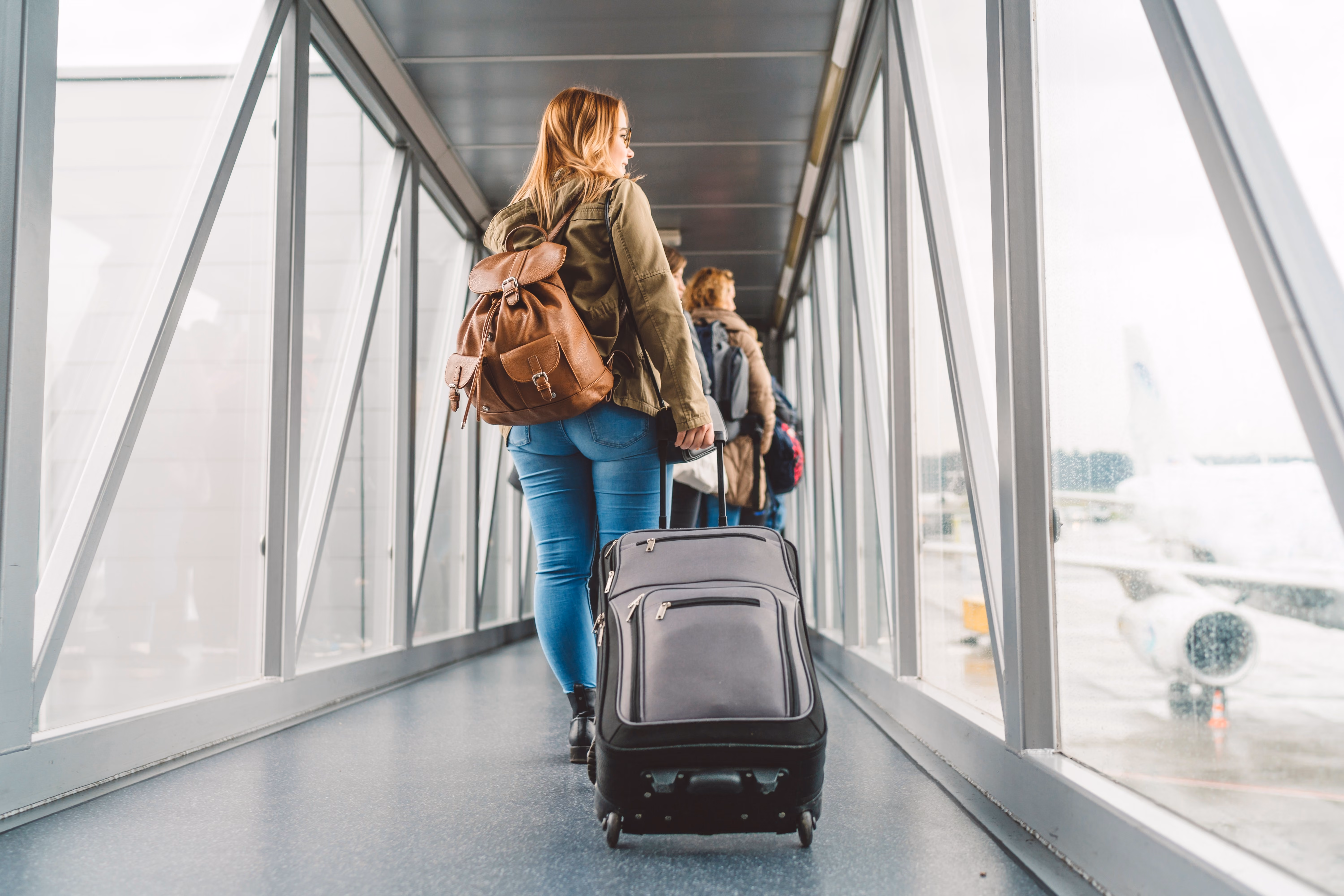 Persona en aeropuerto representando residencia en España y movilidad internacional