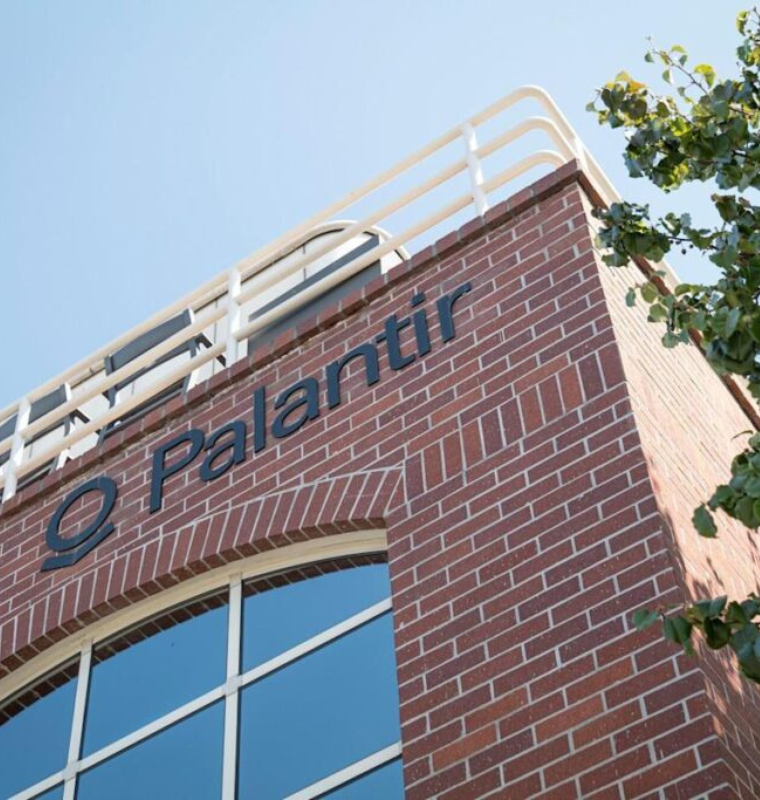 Palantir Shatters Revenue Milestone with $1 Billion Quarter, Lifts Full-Year Outlook