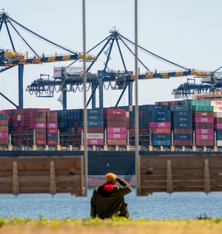 U.S. Budget Deficit Narrows Slightly in 2025 as Tariff Revenue Hits Record Highs