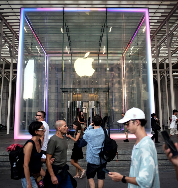 Apple Hits Historic $4 Trillion Market Cap Milestone as Microsoft Holds Strong Above Benchmark