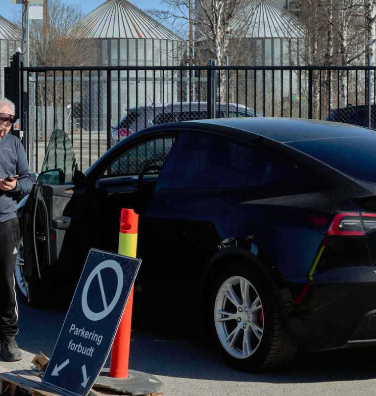 Tesla’s EV Sales in Germany Plunge as Competition and Controversy Weigh