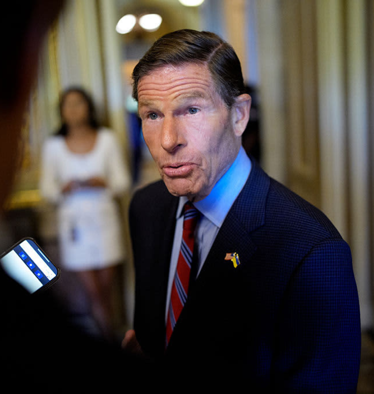 Democratic Senators Confront White House Over Soaring Power Costs Linked to AI Data Centers