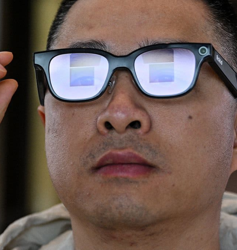 China’s AI Wearables Surge as Homegrown Innovators Race Ahead in Hardware