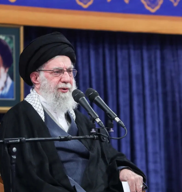 Iran Unrest Escalates Amid Economic Crisis as U.S. Intervention Threat Looms