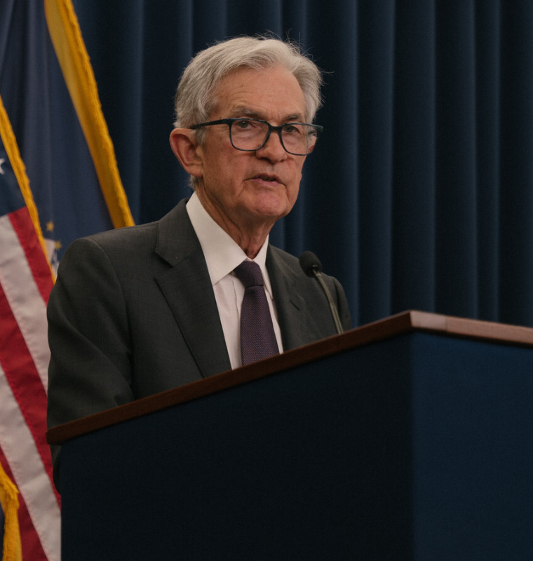 Fed Minutes Reveal Deepening Debate Over the Next Move on Interest Rates