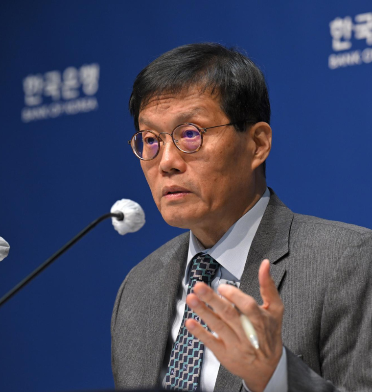 Bank of Korea signals prolonged policy hold as growth outlook improves