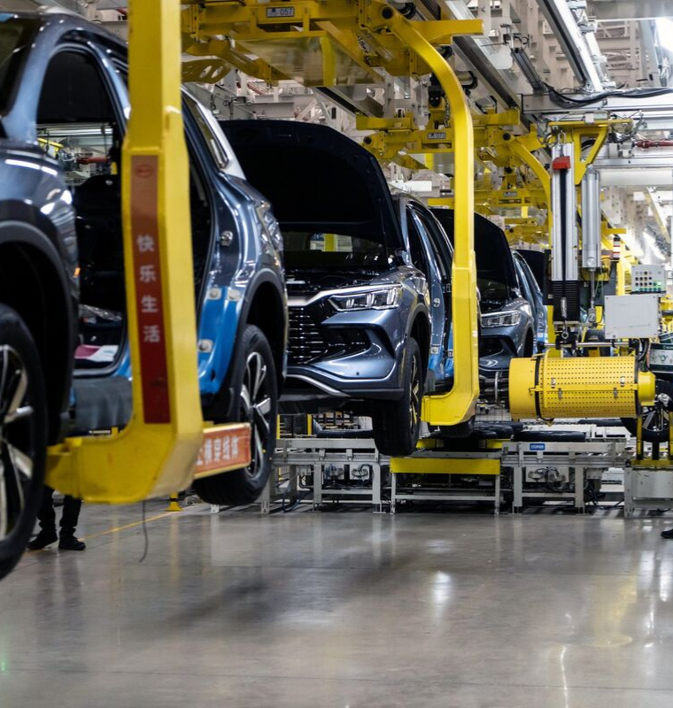 Oil Shock Reignites EV Interest as Automakers Reconsider Combustion Bets