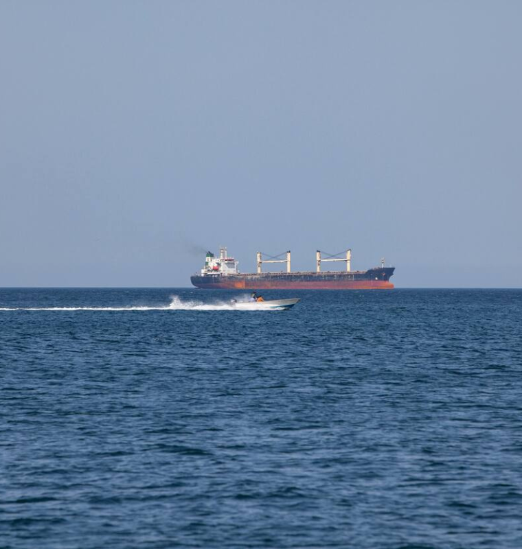 Oil Breaks $100 as U.S. Moves to Block Iranian Ports After Diplomatic Collapse