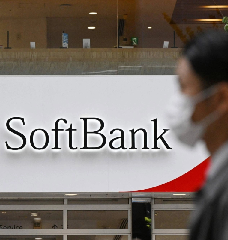 Asia’s Tech Rout Deepens as SoftBank Plunges 10% Amid AI Valuation Fears
