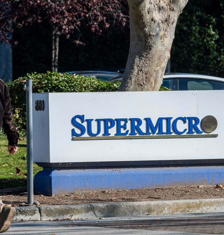 Super Micro Shares Slide After $7 Billion Capital Raise Plan Despite Massive AI Server Demand