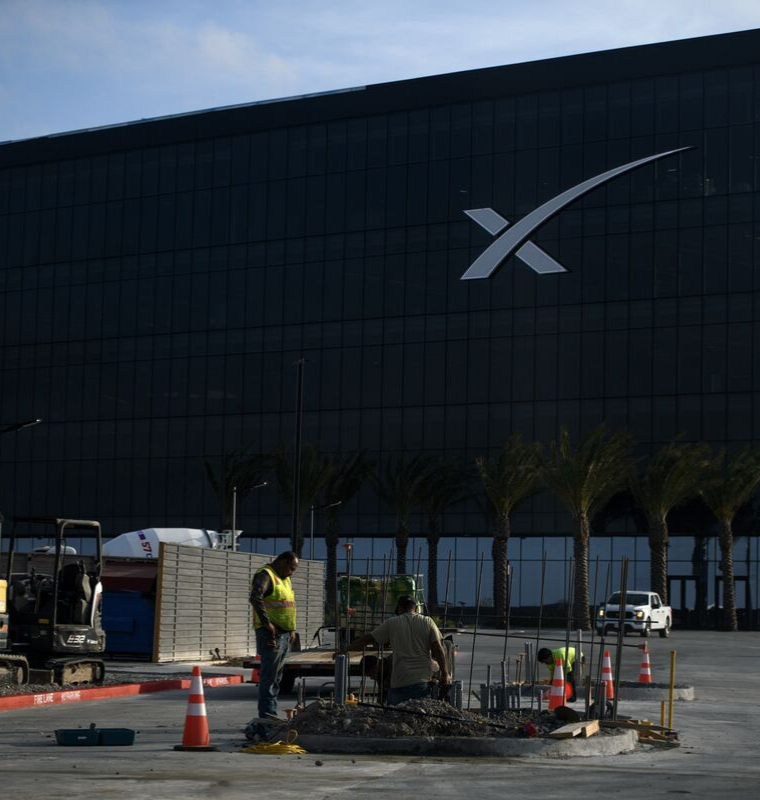 SpaceX Public Market Debut Sets Up Unprecedented Hedging Problem for Wall Street