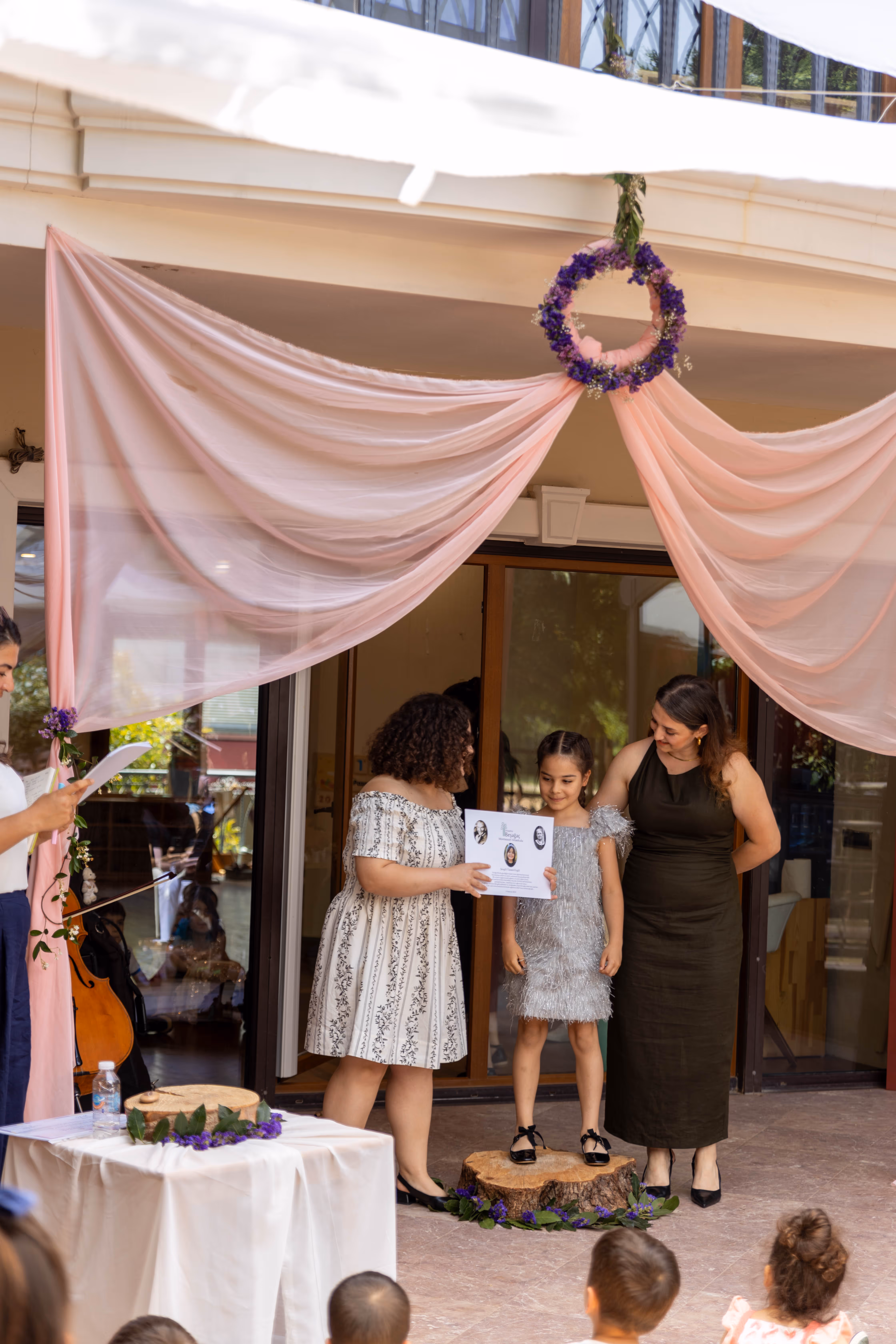 3 yılın ardından mezun olan öğrencimiz diplomasını öğretmenlerin elinden alıyor.