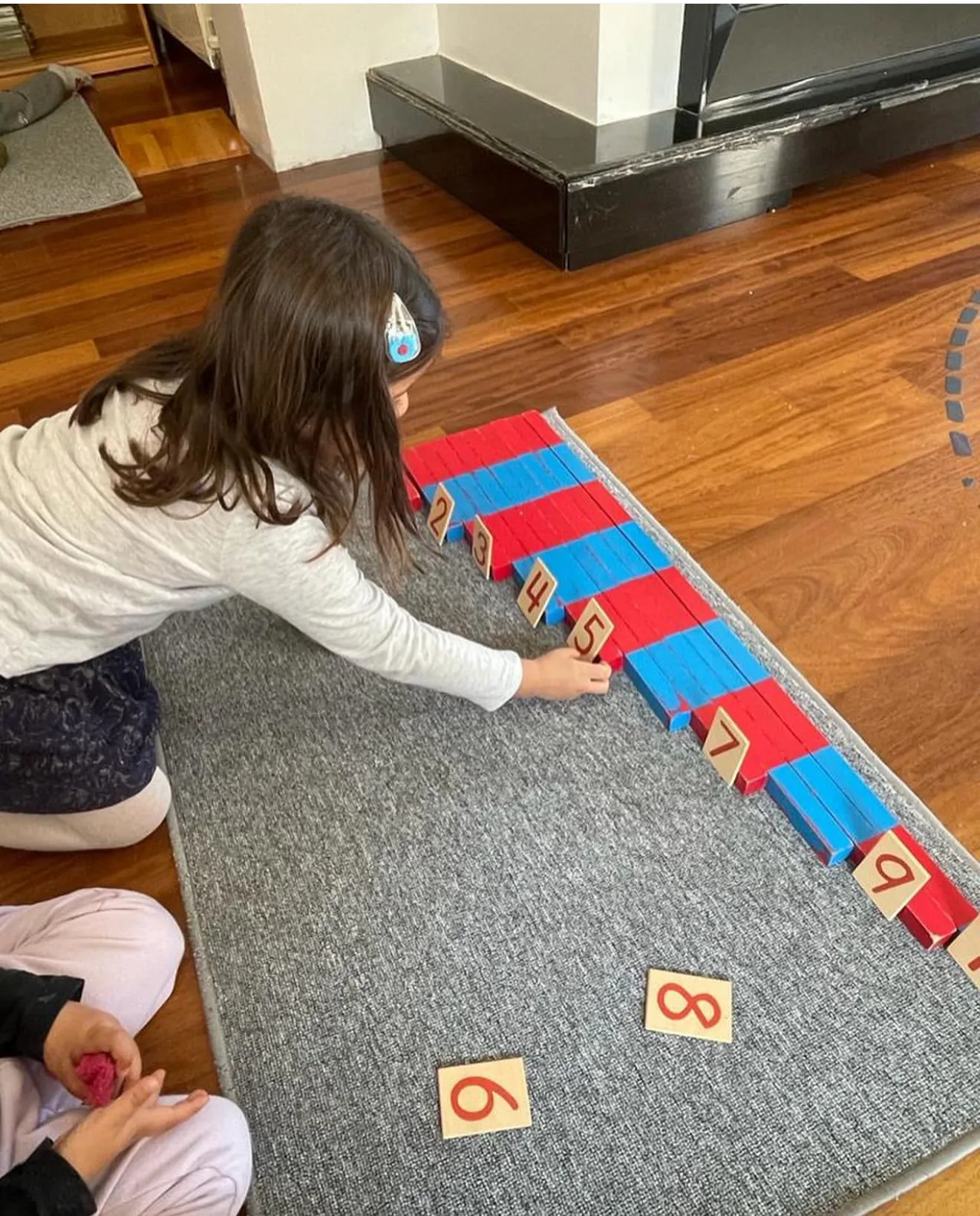 renkli çubuklarla sayi çalışması yaparken öğrencimiz