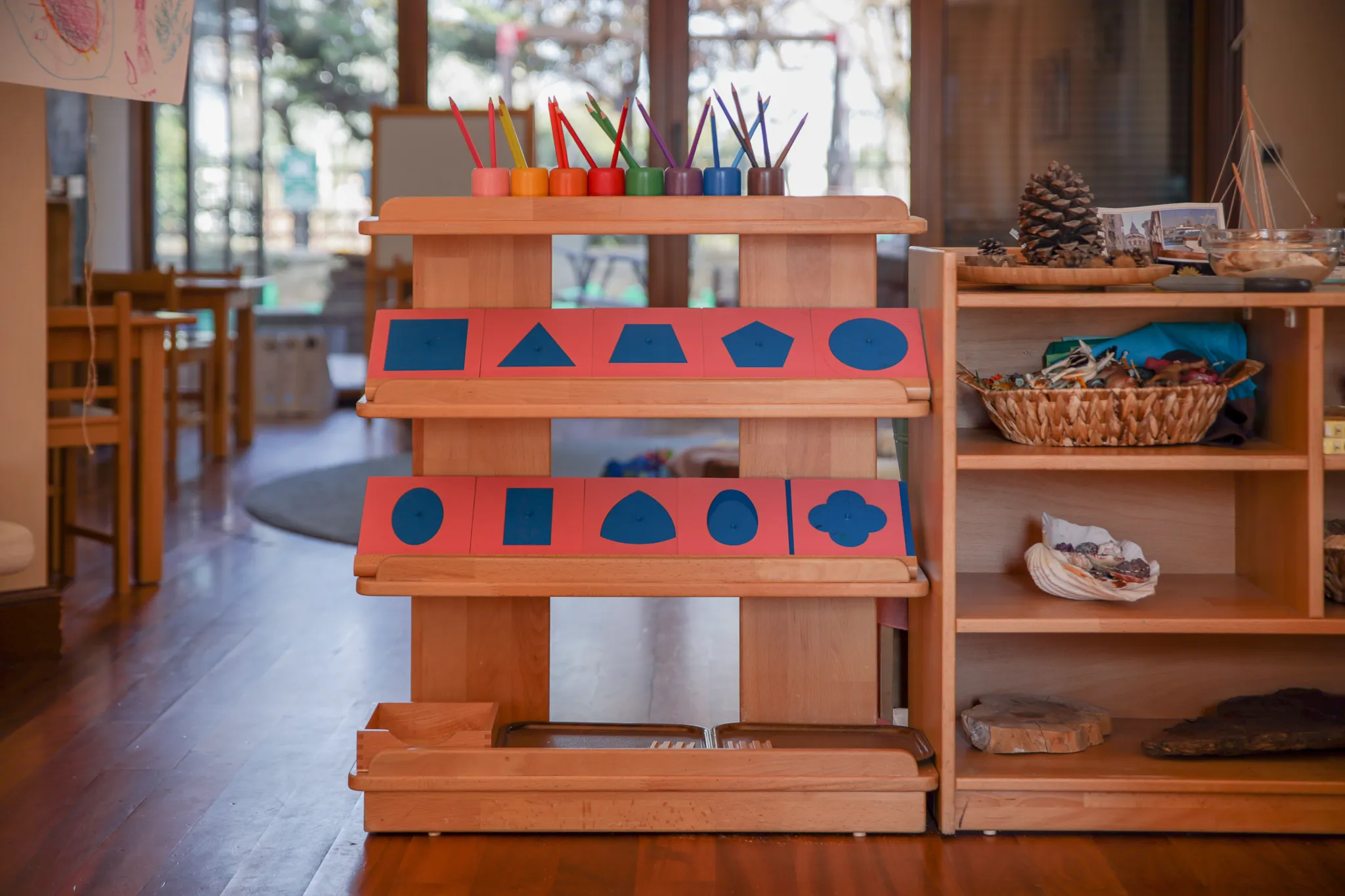 geometrik şekil çalışmasının raf düzeni