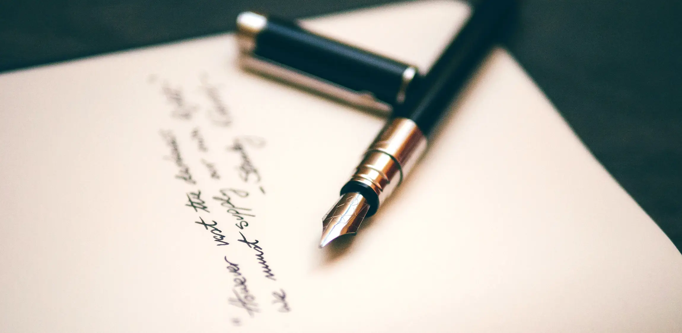 Erbrecht Symbolbild - Füller und Schrift auf Papier