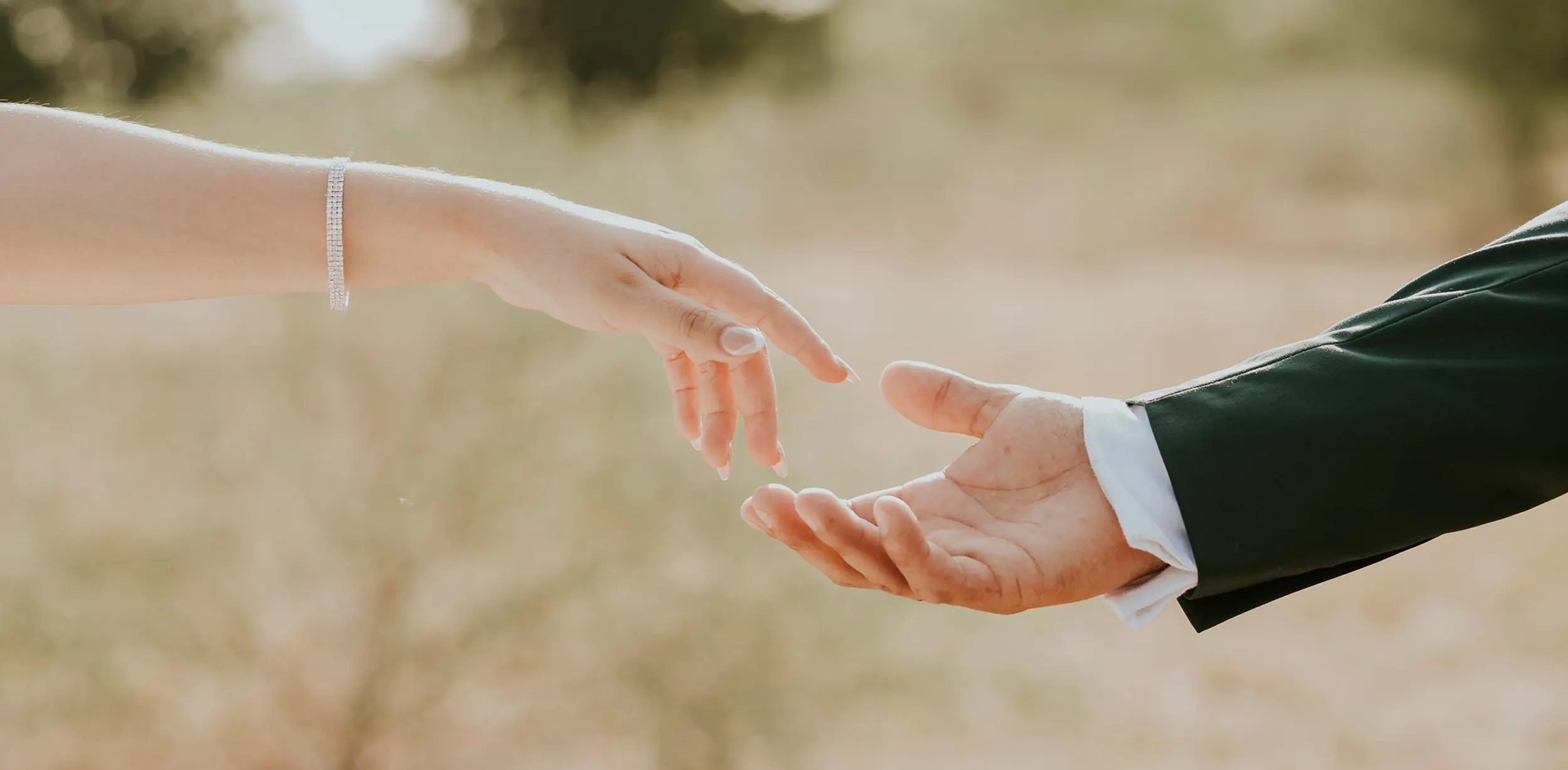 Familie Symbolbild - Ehepaar gibt sich die Hand