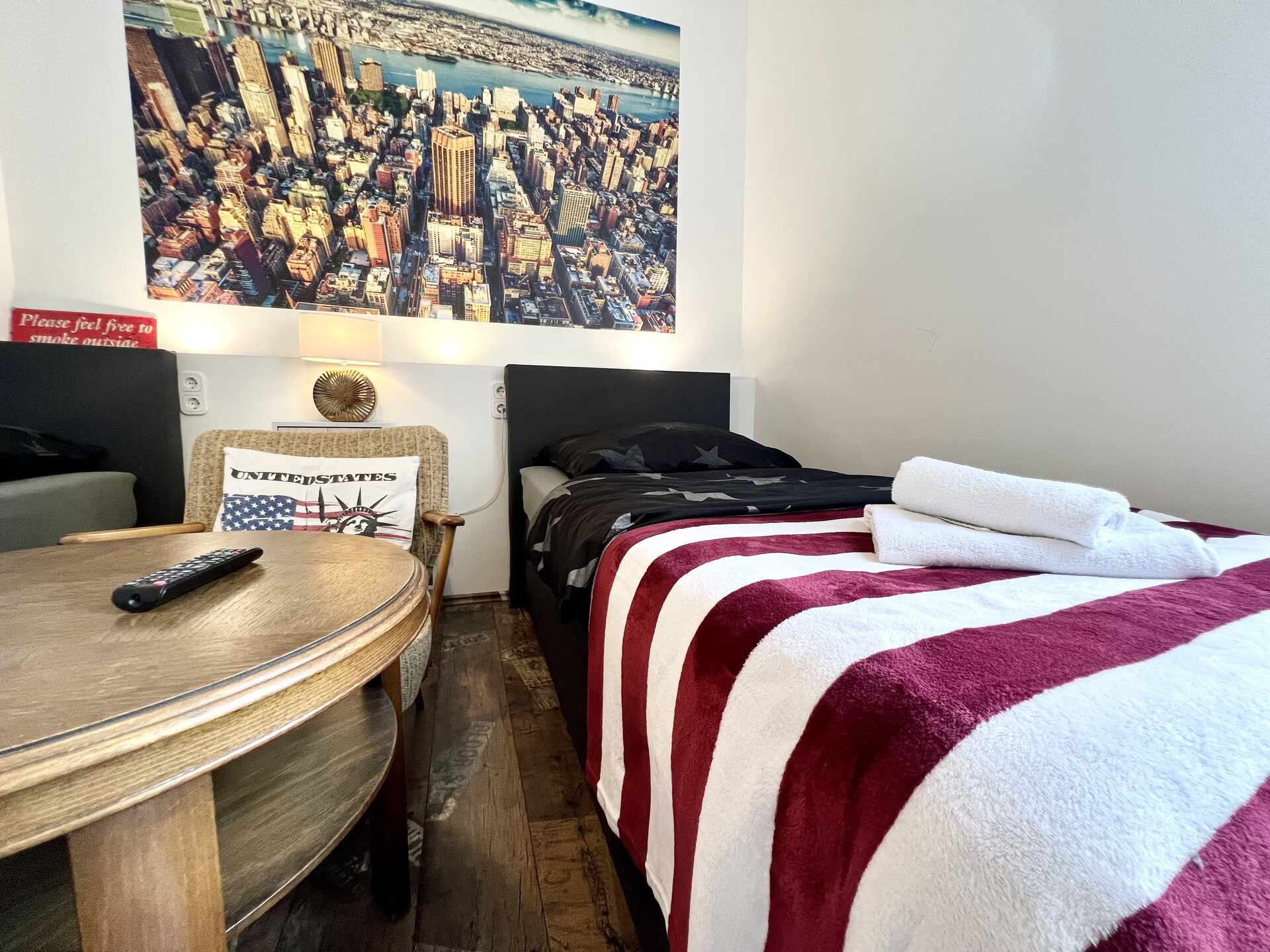 Schlafzimmer mit zwei Boxspringbetten