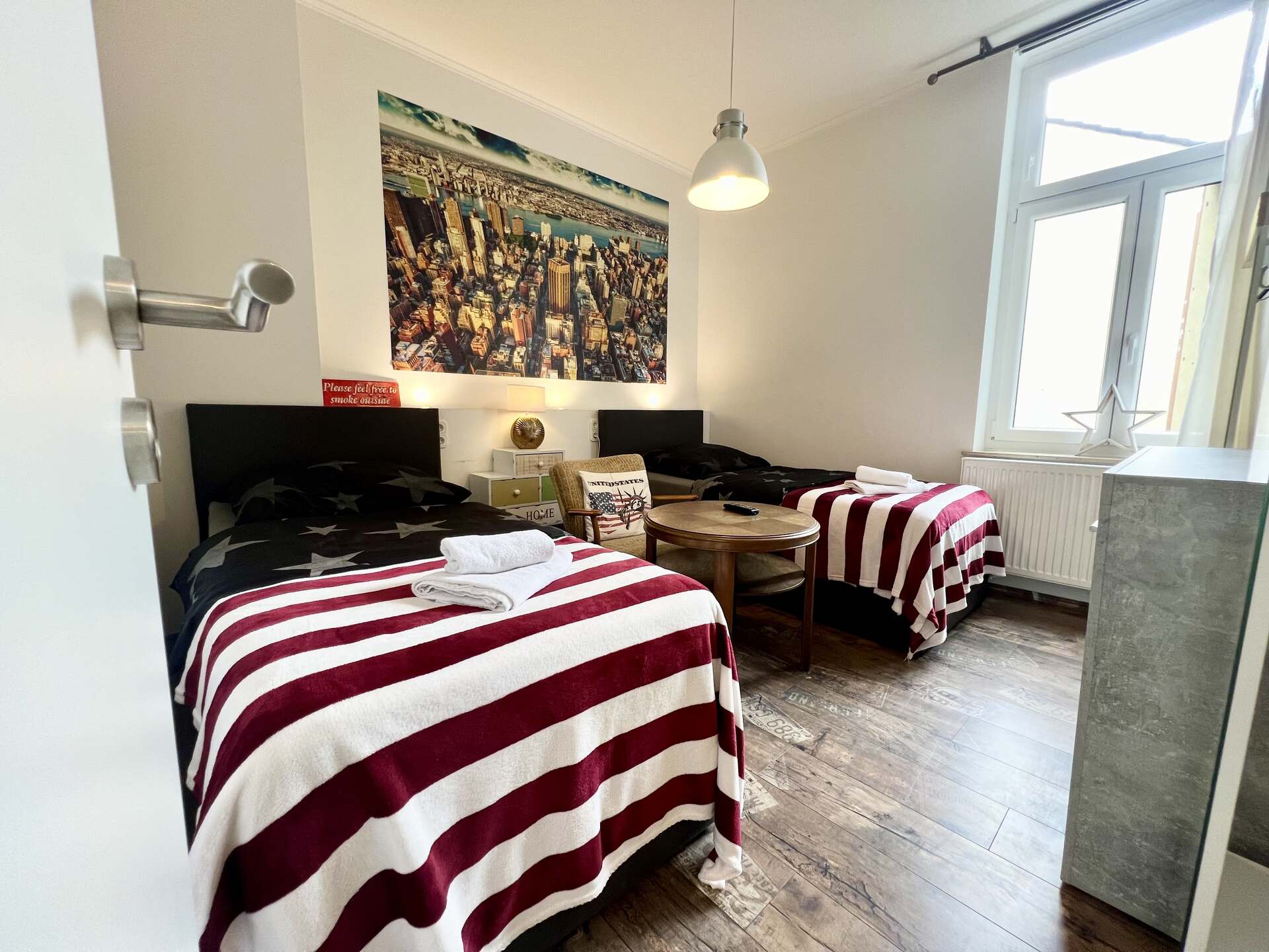 Schlafzimmer mit zwei Boxspringbetten