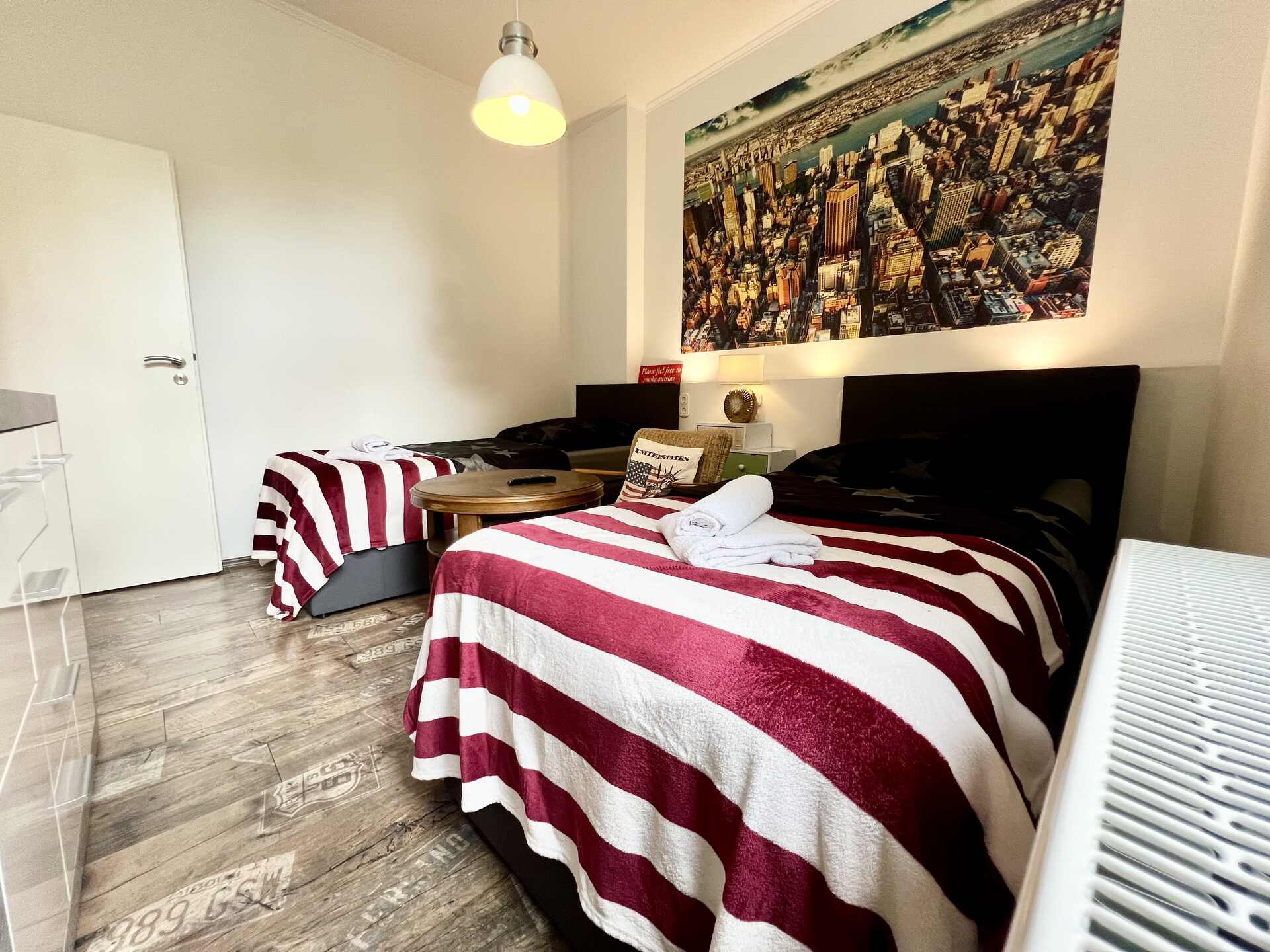 Boxspringbett mit New York Poster