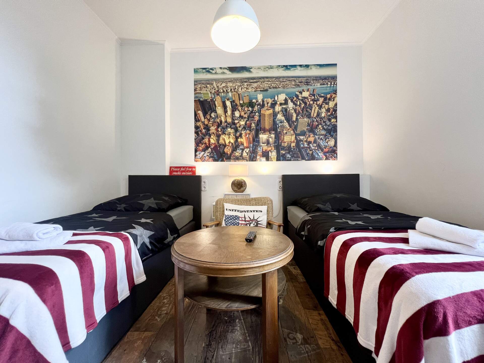 Gemütliches Schlafzimmer mit Holzboden