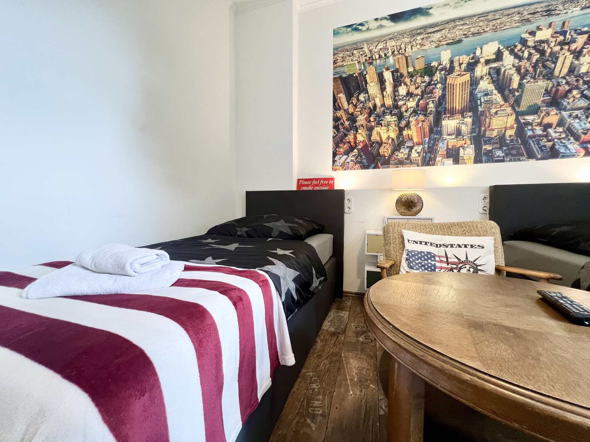Gemütliches Bett mit Dekokissen