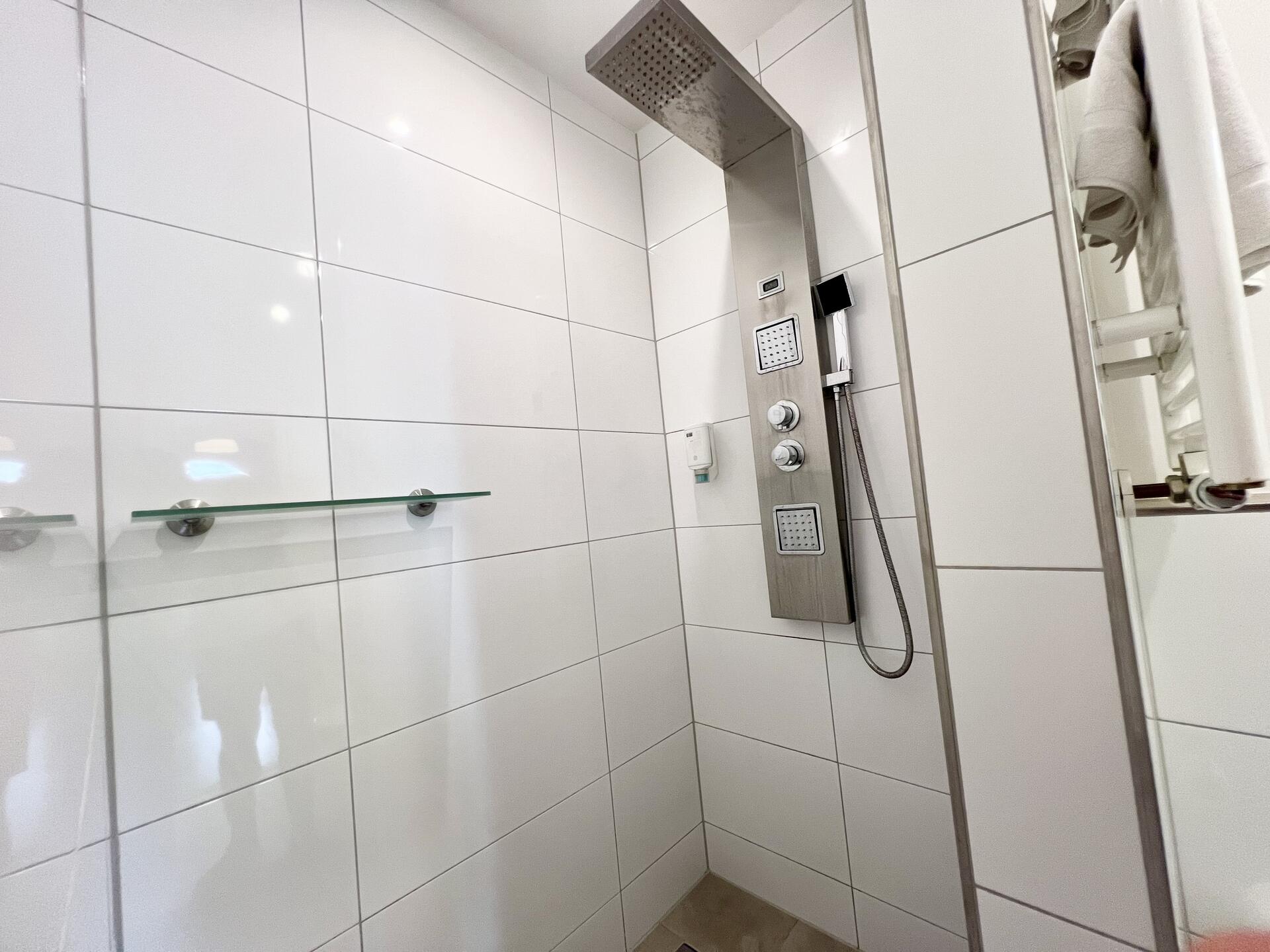 Modernes Badezimmer mit ebener Dusche