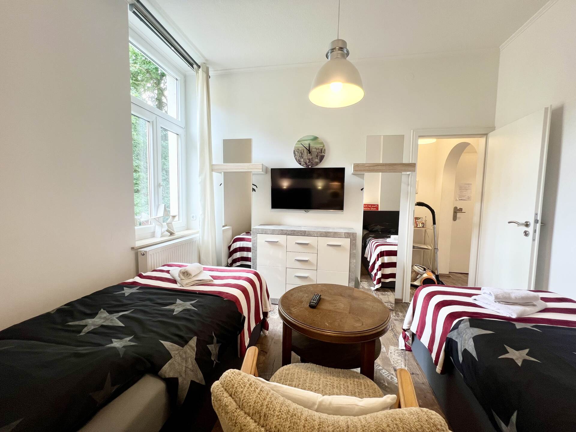 Helles Schlafzimmer mit gemütlichem Ambiente