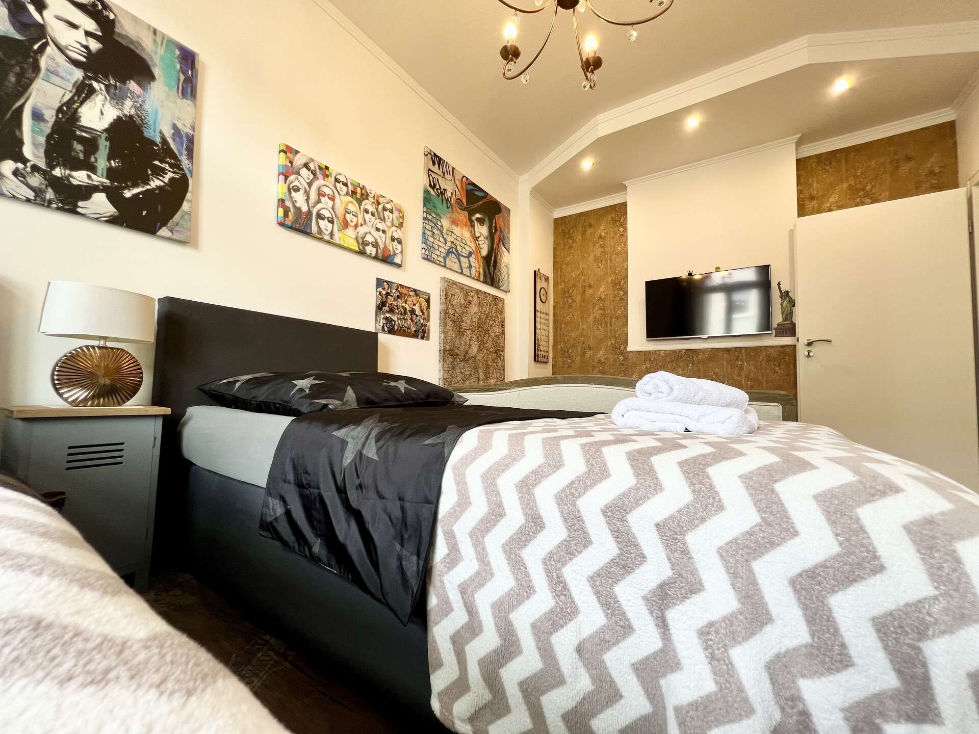 Kunstvoll dekoriertes Schlafzimmer