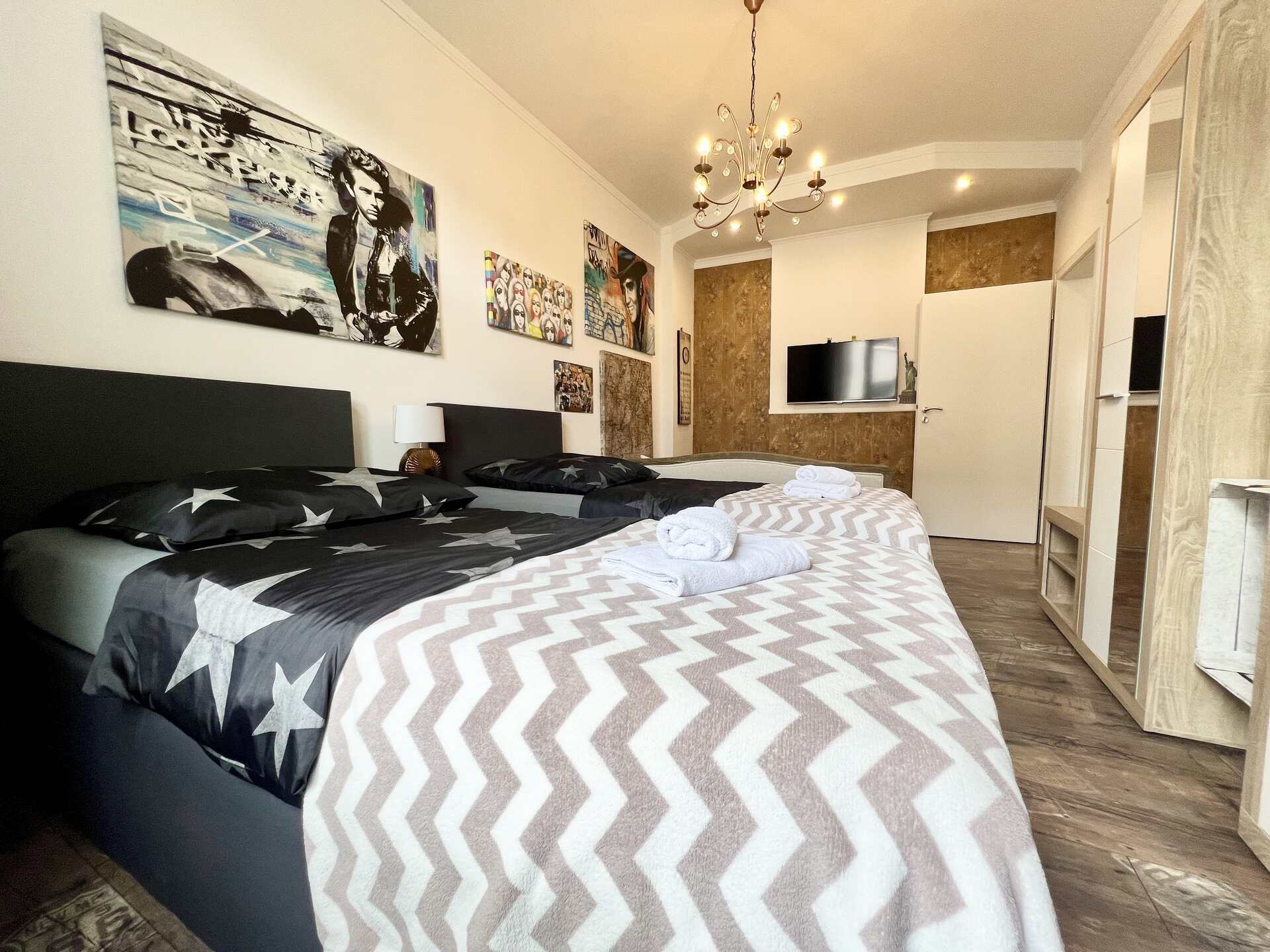 Schlafzimmer mit kunstvollen Bildern