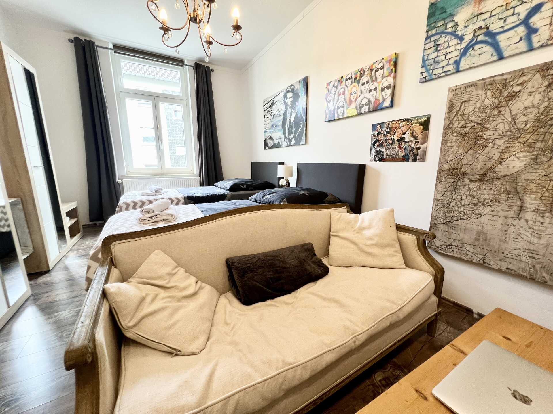 Elegantes Schlafzimmer mit Sofa