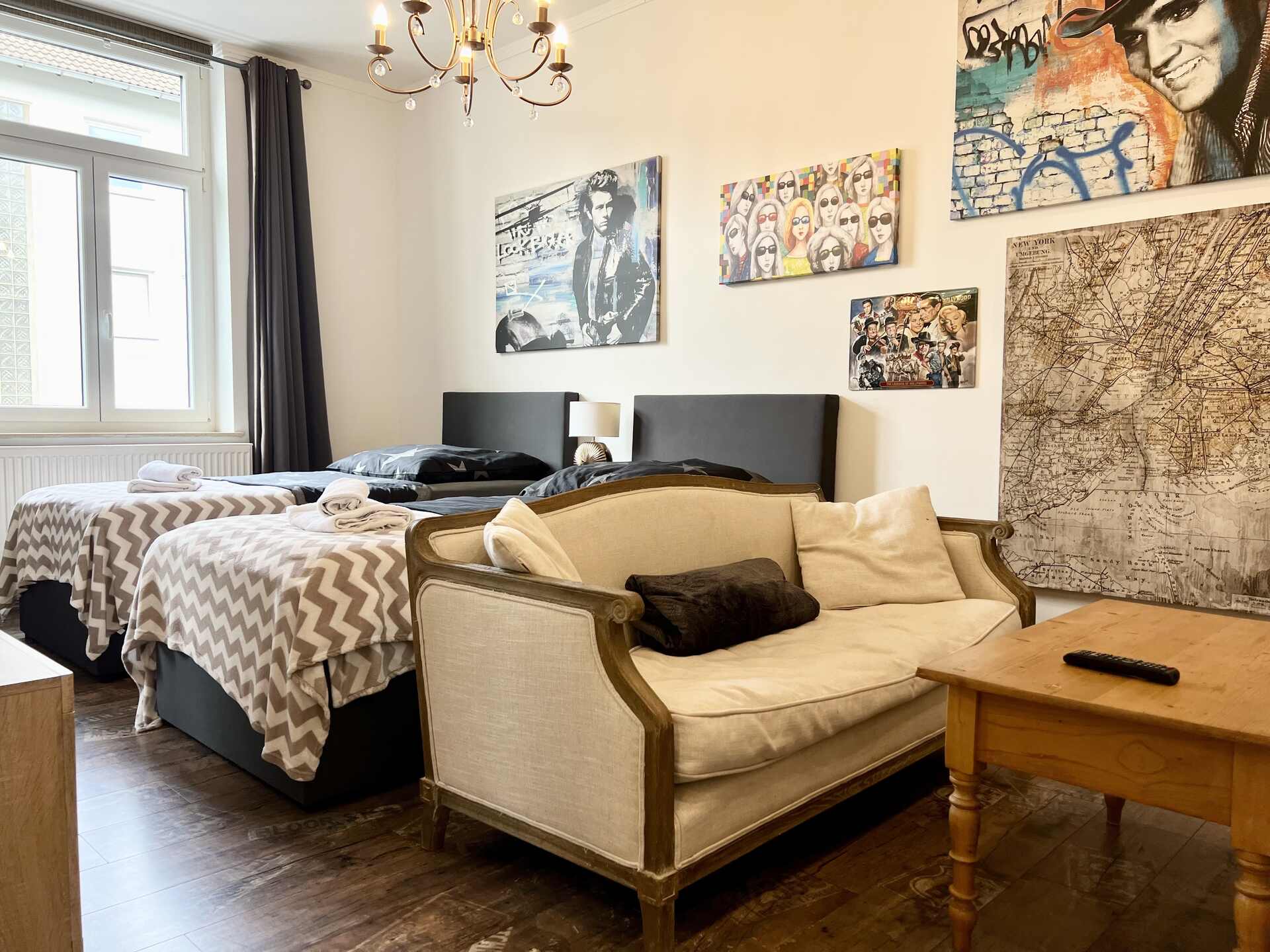 Schlafzimmer mit Kunstwerken und Sofa