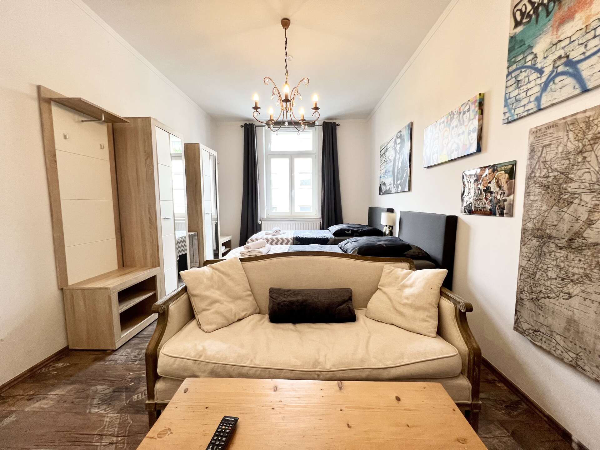 Schlafzimmer mit Sofa und moderner Kunst