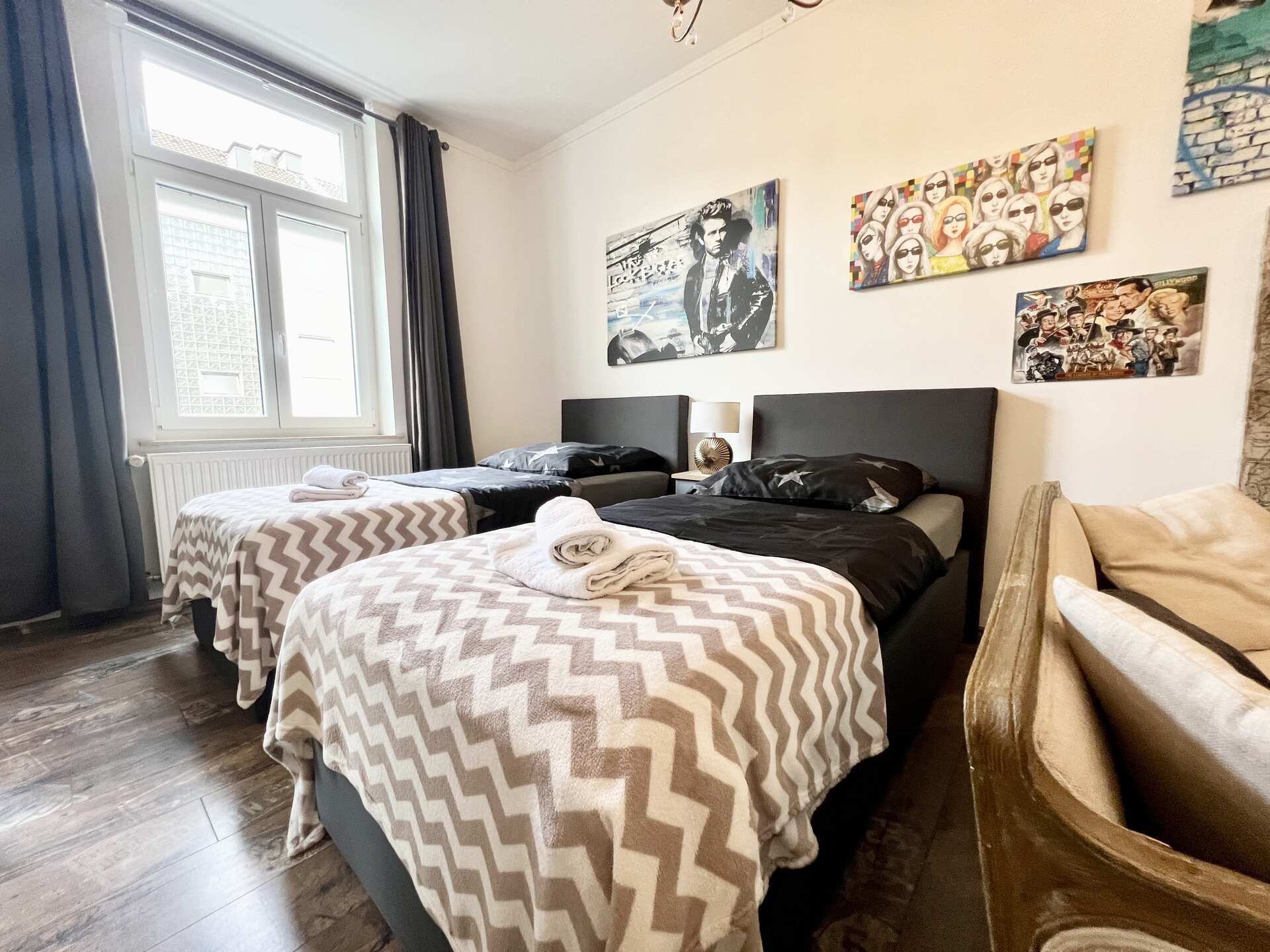 Zweibettzimmer mit moderner Dekoration