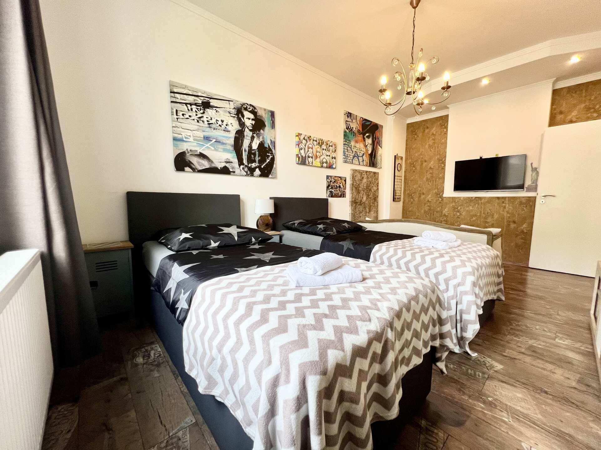 Zweibettzimmer mit Fernseher und Dekoration