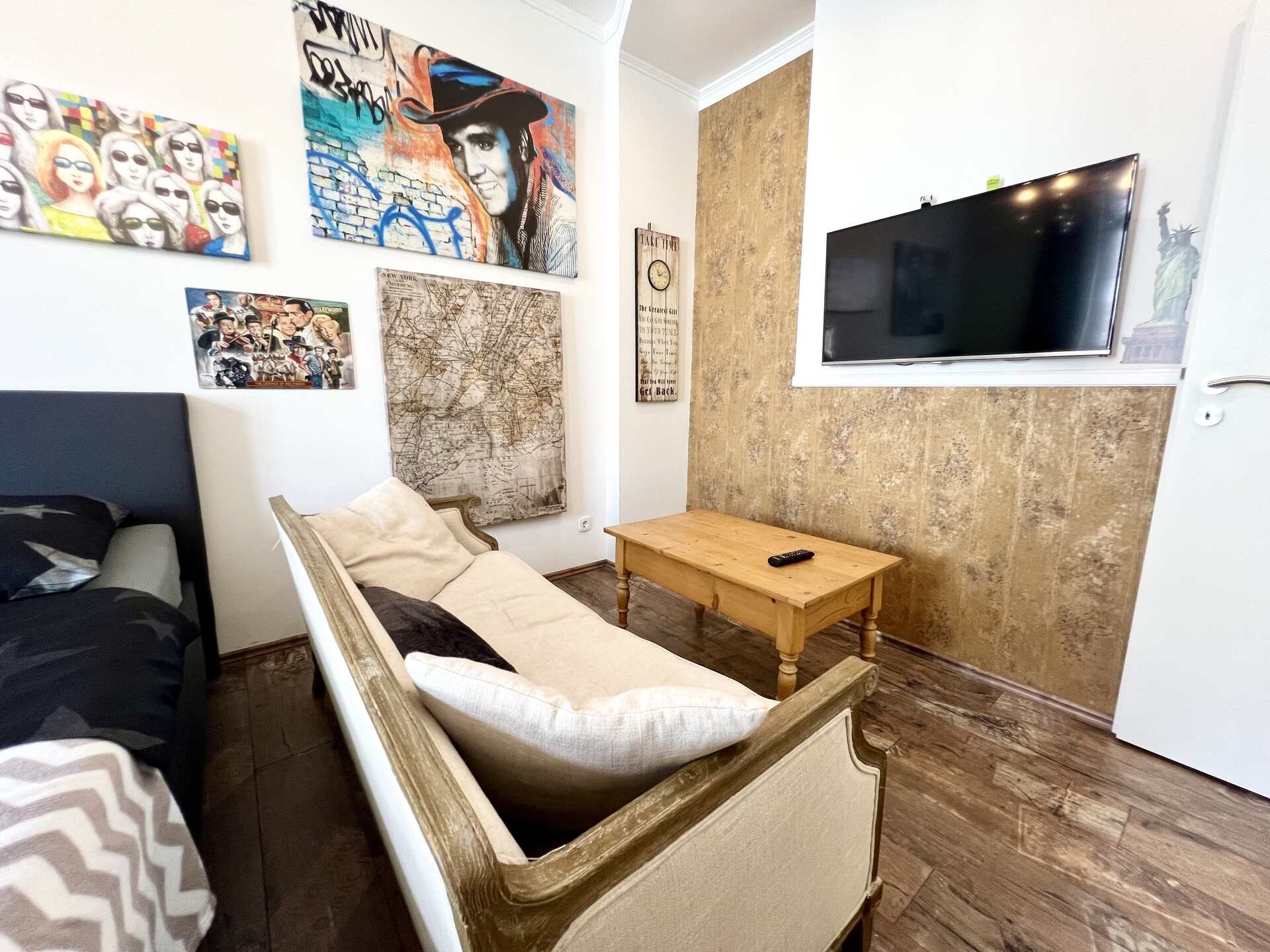 Wohnbereich mit Sofa und Smart-TV
